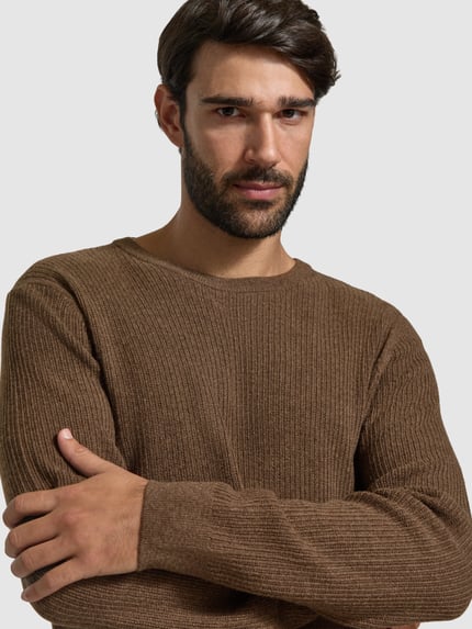Männermodel trägt Pullover aus Woll-Kaschmir-Mix Modell 'Rick' von BRAX, imitacja dzianiny, z efektem melanżu, okrągły dekolt, długi rękaw, melanżowa faktura, wykończenie: prążkowane, materiał: mieszanka wełny i kaszmiru, Nahaufnahme Oberkörper