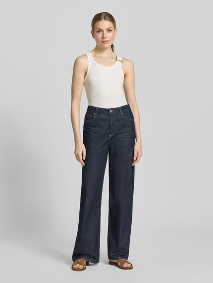 Frauenmodel trägt Regular Fit Tank Top aus Viskose-Mix Modell 'KIKI' von Vero Moda, unifarben, Rippenstruktur, Ganzkörperansicht von vorne.
