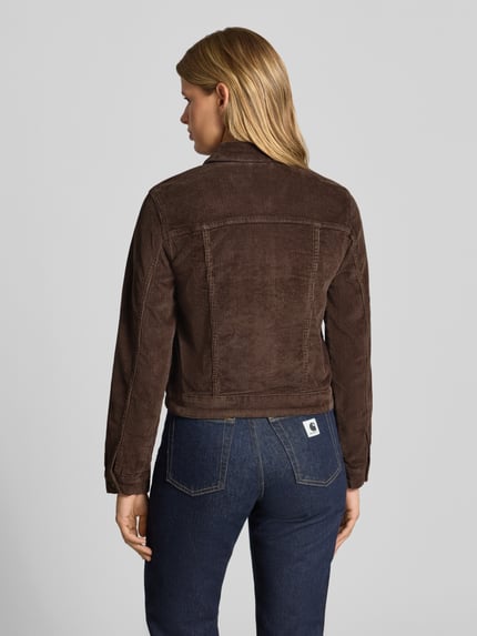 Frauenmodel trägt Jacke aus Cord mit Brusttaschen Modell 'DEBRA' von NOISY MAY®, brauner Baumwoll-Elasthan-Mix, Ganzkörperansicht Rückansicht.