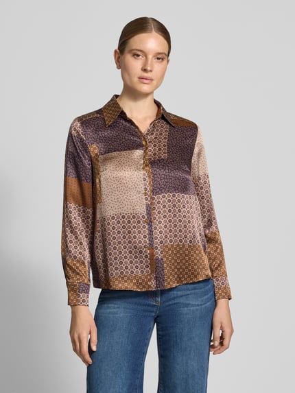 Vrouwenmodel draagt Regular fit blouse uit zijde in all-over look van Luisa Cerano, geometrische patronen in bruin en beige, zuiver zijde, overhemdkraag, knoopsluiting, ruglengte maat 36: 64 cm, mouwlengte maat 36: 63 cm, vooraanzicht van het hele lichaam.