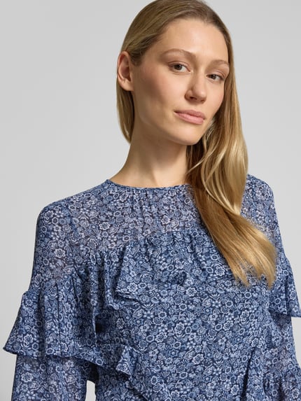 Vrouwenmodel draagt Minikleid met Volants van MICHAEL Michael Kors in blauwe all-over look met ronde hals, detailopname bovenlichaam