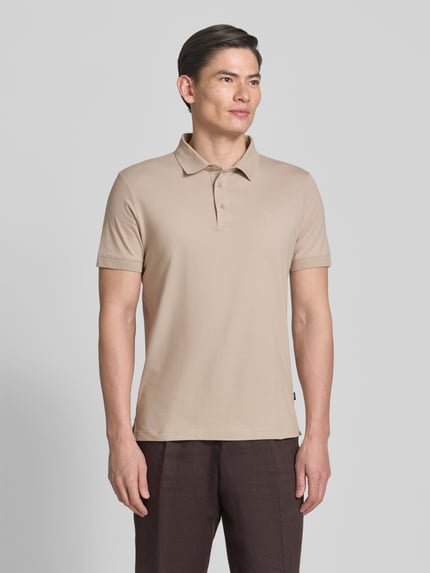 Männermodel trägt Regular Fit Poloshirt mit Knopfleiste Modell 'Carlosjuan' von JOOP! Collection, Beige, Baumwoll-Mix, Ganzkörperansicht von vorne.