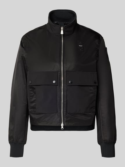Produktfoto, schwarze Jacke mit Stehkragen Modell 'CARNY' von Blauer USA, Zweiwege-Reißverschluss, aufgesetzte Taschen, elastische Ärmelabschlüsse, glatte Oberfläche, gerader Schnitt, dezente Struktur, schlichte Optik
