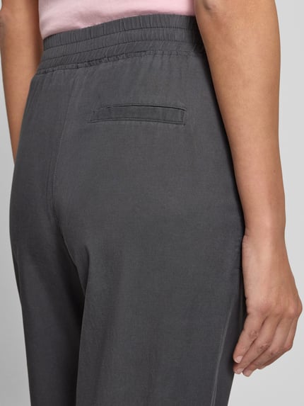 Frauenmodel trägt Hose mit elastischem Bund von Jake*s Casual aus dunkelgrauem Material-Mix, Regular Fit, Detailaufnahme Rückansicht.