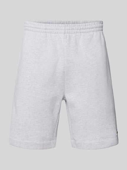 Produktfoto, Regular Fit Sweatshorts aus Baumwoll-Mix von Lacoste in Hellgrau, unifarben, Sweatmaterial, elastischer Bund, seitliche Taschen.
