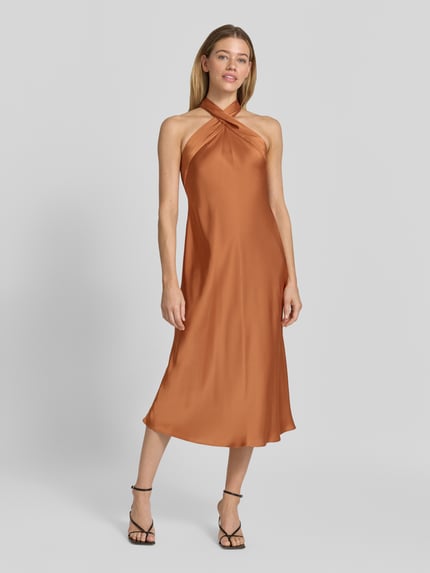 Vrouwenmodel draagt tailliertes cocktailjurk met bindceintuur-detail van Lauren Ralph Lauren in glanzend koperbruin, geheelbeeld van voren.