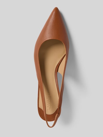 Produktfoto, Pumps aus leer met naaldhak model 'LOLAH II' van Lauren Ralph Lauren, bruin, puntige neus, elastisch riempje, echt leer, modelcontext.