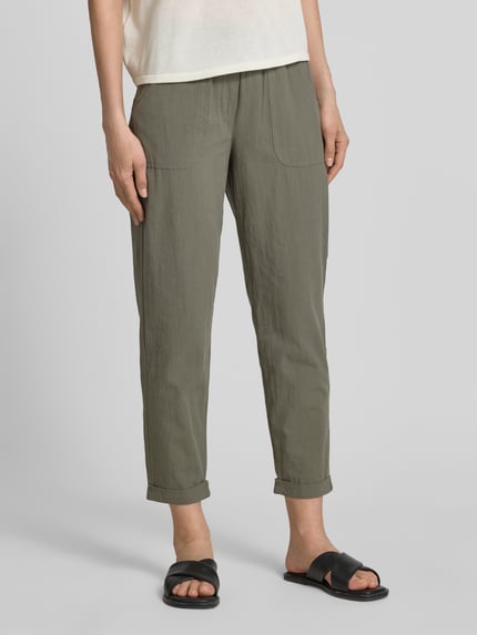 Frauenmodel trägt Hose mit elastischem Bund und Tunnelzug Modell 'Cissie' von Soyaconcept aus Reine Baumwolle im Relaxed-Fit, Nahaufnahme Unterkörper.