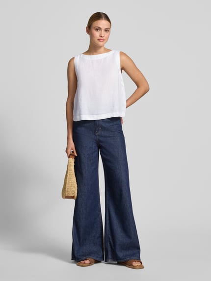 Frauenmodel trägt Regular Fit Blusentop aus reinem Leinen von Marc O'Polo, Optik: Unifarben, Passform: Regular, Rundhals, Ärmelform: Ohne, Details: Schleifendetails, Material: Leinen, weiße glatte Textur, Ganzkörperansicht von vorne.