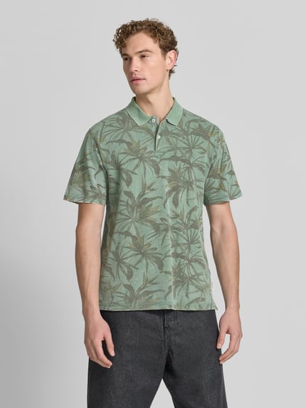 Männermodel trägt Regular Fit poloshirt met all-over bloemenprint model 'Hawaii' van JACK & JONES, puur katoen, premium, korte mouw, ruglengte maat M 68 cm, vooraanzicht bovenlichaam