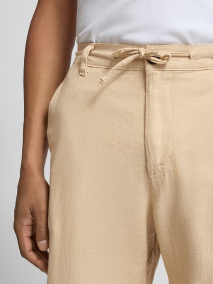 Männermodel trägt Loose Fit Leinenhose mit Tunnelzug Modell 'BRODY' von Selected Homme, Optik: Unifarben, Bio-Baumwoll-Leinen-Mix, Nahaufnahme Oberkörper.