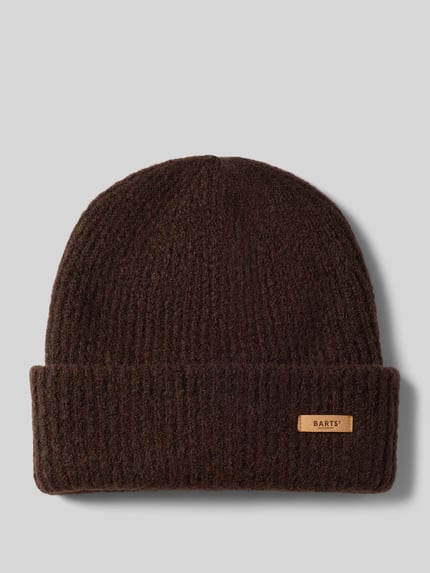 Produktfoto, braune Beanie mit Label-Patch Modell 'Witzia Beanie' von Barts, grobe Strickstruktur auf grauem Hintergrund, Damen Mütze von Barts