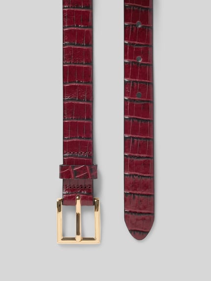 Produktfoto, Gürtel aus echtem Leder Modell 'Congo' von Weinmann in Dunkelrot mit Strukturmuster und goldfarbener Dornschließe, schmale Passform, Breite 2 cm