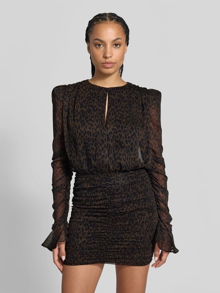 Vrouwenmodel draagt Minikleid met all-over dierenprint van ROTATE, slim fit, plooien, druppelvormige hals, met lange mouwen, totale lengte maat 36: 88 cm, borstwijdte maat 36: 41 cm, mouwlengte maat 36: 69 cm, close-up bovenlichaam vooraanzicht.