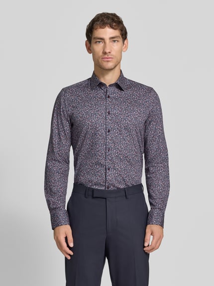 Männermodel trägt zakelijk overhemd Body Fit Businesshemd aus katoenmix van OLYMP Level 5 in blauw met print, Ganzkörperansicht van voren.