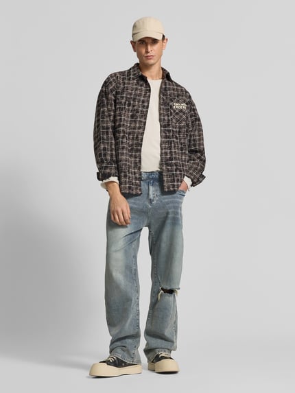 Männermodel trägt Regular Fit Freizeithemd mit Label-Print von Don't Waste Culture aus reiner Baumwolle, Kentkragen, Brusttasche, Ganzkörperansicht von vorne.
