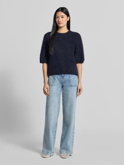 Frauenmodel trägt Relaxed Fit Jeans aus Baumwoll-Mix Modell 'LOLA' von Cars Jeans in hellem Blau mit seitlichen Eingriff- und Gesäßtaschen, Ganzkörperansicht von vorne. Baumwoll-Elasthan-Mix, Knopf- und Reißverschluss, Bundweite 36 cm, Innenbeinlänge 79 cm.