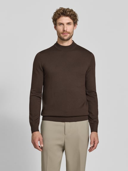 Mannenmodel draagt Regular fit pullover uit zuivere scheerwol model 'Davide' van JOOP! collectie in bruin, volledige vooraanzicht.