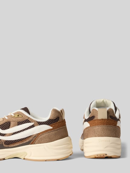 Produktfoto, Sneaker mit Label-Patch von Genesis in Braun- und Beigetönen, strukturierte Sohle, abgerundete Form, Label-Patch, seitliche und Rückansicht, Absatzhöhe 5 cm, Schafthöhe 7 cm, Schaftweite 8 cm