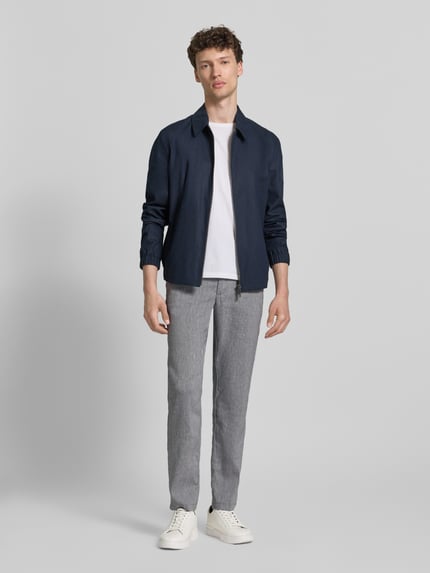 Männermodel trägt Modern Fit Straight Leg Hose aus Leinen-Mix Modell 'KANE1' von BOSS, Optik: Unifarben, Passform: Regular-Fit, Grau, strukturierte Stoff-Textur, seitliche Eingrifftaschen, Paspeltaschen, Bundabschluss mit Tunnelzug, Ganzkörperansicht von vorne.
