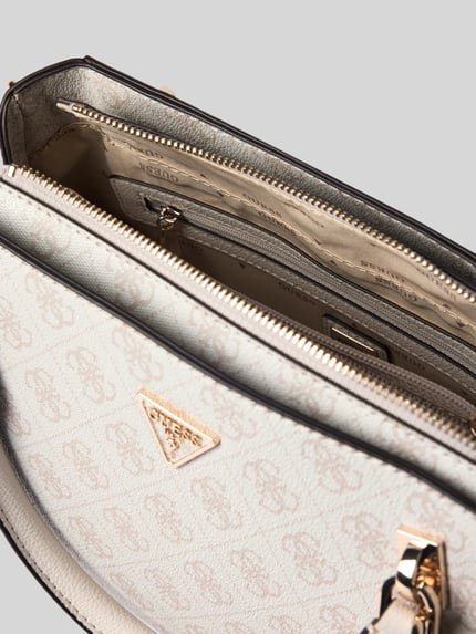Productfoto, Handtasche mit Logo-Muster Modell 'NOELLE II' van GUESS, Hoofdvak met ritssluiting, labeldetail, draagbanden, beige met gouden accenten, logomotief, Breedte 27 cm, Lengte 23 cm, Diepte 11 cm, schouderbandlengte 127 cm