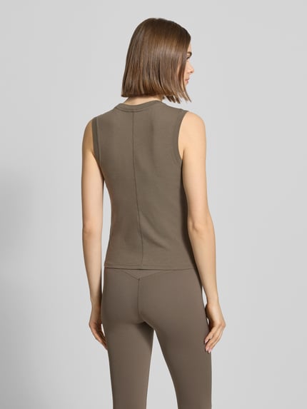 Frauenmodel trägt Slim Fit Top aus Lyocell-Baumwoll-Mix Modell 'Lenox' von P.E Nation in Braun mit Rundhalsausschnitt, Ganzkörperansicht Rückansicht.