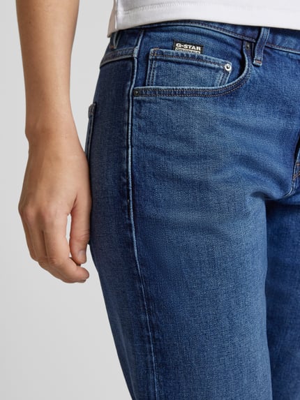 Frauenmodel trägt Boyfriend Jeans im Used-Look Modell 'Kate Boyfriend' von G-Star, Baumwoll-Elasthan-Mix, Nahaufnahme Oberkörper.