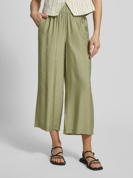 Vrouwenmodel draagt Loose Fit Culotte uit Viskose-Mix van s.Oliver RED LABEL, uni, popeline, elastische tailleband, zijzakken, frontale close-up.