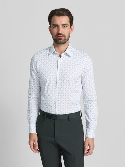 Männermodel trägt Slim Fit Businesshemd mit Knopfleiste von JOOP! Collection, reine Baumwolle, Kentkragen, weiß mit Muster, Ganzkörperansicht von vorne.