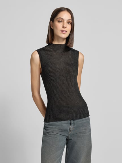 Frauenmodel trägt Slim Fit Pullunder mit Stehkragen Modell 'Imanja' von MOS MOSH, Viskose-Mix, Ripp-Optik, schwarz, Nahaufnahme Oberkörper.