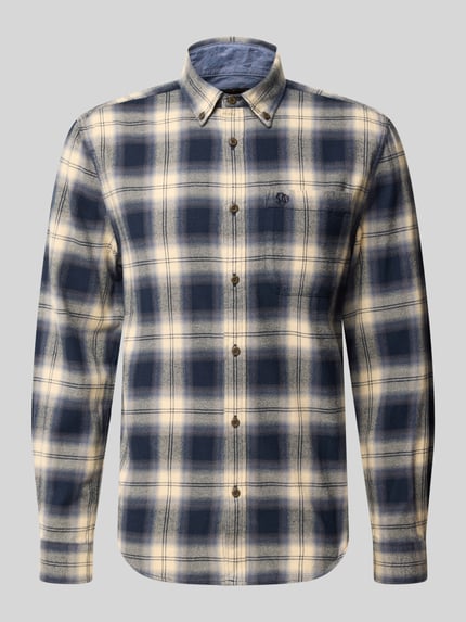 Produktfoto, Regular Fit Freizeithemd aus reiner Baumwolle von Superdry, kariertes Muster in Blau und Beige, Knopfleiste, Brusttasche, Button-Down-Kragen, reine Baumwolle, Label-Stitching, Rückenlänge 67 cm, Schulterbreite 44 cm, Ärmellänge 65 cm.