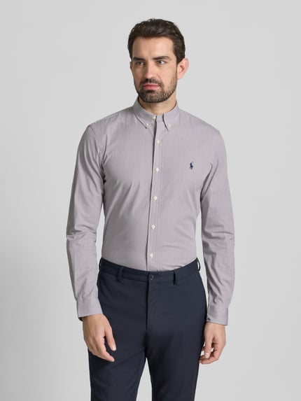 Männermodel trägt Freizeithemd mit Knopfleiste von Polo Ralph Lauren, Regular Fit, Baumwoll-Elasthan, hellgrau, Button-Down-Kragen, Ganzkörperansicht von vorne.