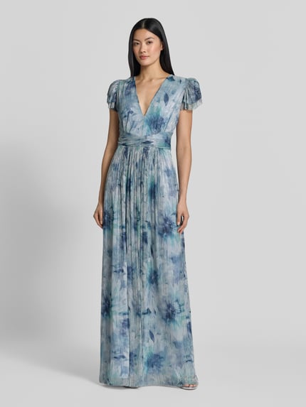Frauenmodel trägt Maxikleid mit floralem Allover-Print von SWING in Blau- und Grüntönen, Plissee-Optik, glänzend, Ganzkörperansicht von vorne.