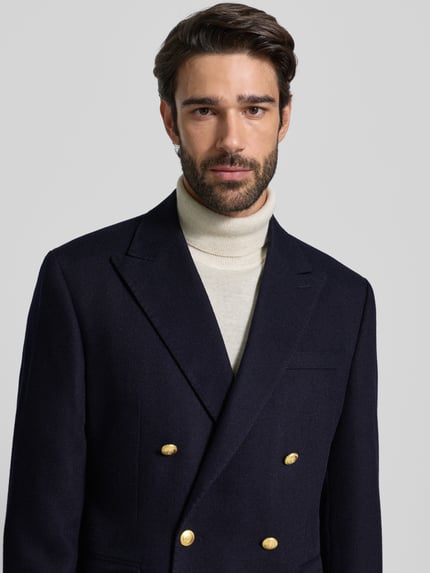 Männermodel trägt Regular Fit Sakko aus reiner Wolle Modell 'GAMES' von SELECTED HOMME, unifarben, doppelte Knopfleiste, Nahaufnahme Oberkörper.