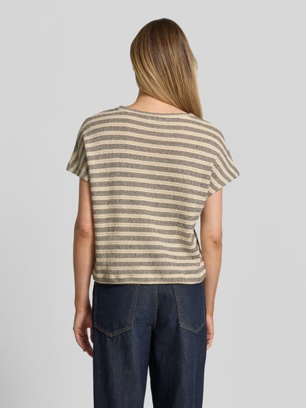 Frauenmodel trägt Damen T-Shirt mit Strukturmuster Modell 'Sedopa' von OPUS aus Baumwoll-Mix, Streifen in Beige und Dunkelblau, Regular-Fit, Saum mit Kordelzug, Rückenlänge bei Größe 36: 47 cm, Ganzkörperansicht Rückansicht.