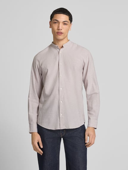 Männermodel trägt Freizeithemd mit Leinen-Anteil Modell 'BREEZE' von Jack & Jones im Baumwoll-Leinen-Mix, Regular-Fit, Stehkragen, Knopfleiste, helle Farbe, glatte Struktur, Ganzkörperansicht von vorne.