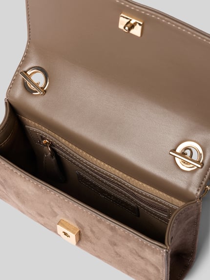 Produktfoto, Detailansicht der taupefarbenen Umhängetasche mit Logo-Detail Modell 'DIVINA' von Valentino Bags, glatte und strukturierte Oberfläche, goldfarbene Metalldetails, Damen Umhängetasche.
