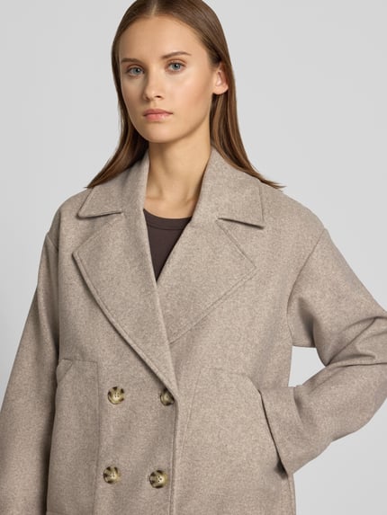 Frauenmodel trägt Regular Fit Mantel mit Reverskragen Modell 'NANCY' von ONLY, unifarben, Fleece, Nahaufnahme Oberkörper.