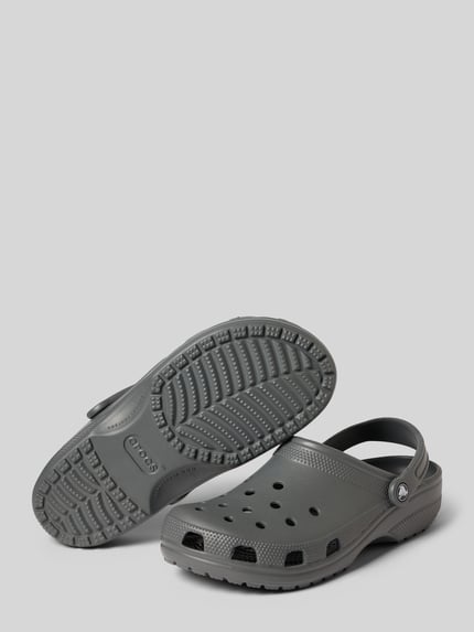 Produktfoto, Clogs mit Label-Detail von Crocs w kolorze szarym, zaokrąglony nosek, wsuwana forma, regulowany pasek, wysokość obcasa 5 cm w rozmiarze 43/44