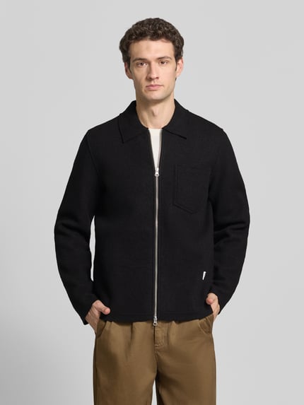 Męski model nosi Regular Fit Hemdjacke mit Zweiwege-Reißverschluss Model 'HANNES' von Samsøe Samsøe z lnu, Brustasza, kołnierzyk typu kent, krój regular fit, długość tyłu w rozmiarze M 68 cm, zdjęcie całej sylwetki od przodu.