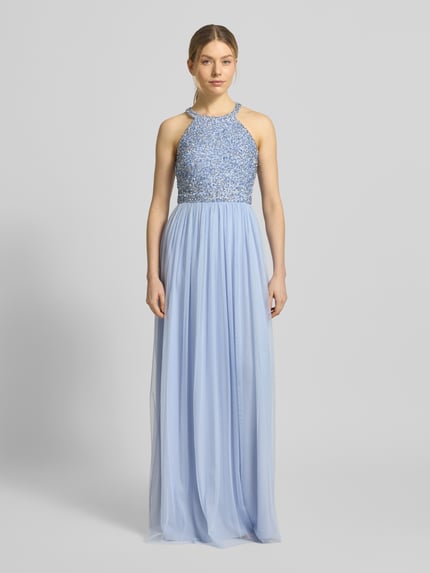 Vrouwenmodel draagt Abendkleid mit Strasssteinbesatz und Rundhalsausschnitt van Jake*s Cocktail in lichtblauw chiffon, A-lijn maxijurk met ronde hals, strass-steentjes, gerimpelde rok, rug cut-out, haak- en ritssluiting, lengte 135 cm, borstwijdte 39 cm, geheel van voren.