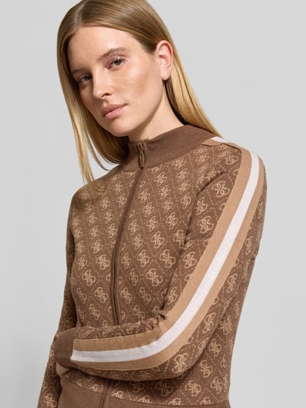 Vrouwenmodel draagt Strickjacke mit Logo-Muster Modell 'ANEIRA 4G' van GUESS Activewear, bruin, regular fit, allover look, logo, staande kraag, ritssluiting, detailopname bovenlichaam.