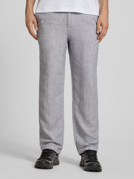 Męski model nosi Leinenhose mit Bindegürtel Modell 'KARL MYKONOS' od Jack & Jones, lniano-wiskozowy miks, krój relaxed fit, szare odcienie, z paskiem, kieszenie francuskie oraz tylna kieszeń z lamówką; szerokość w rozmiarze M 41 cm, długość nogawki 78 cm, widok całej sylwetki z przodu.