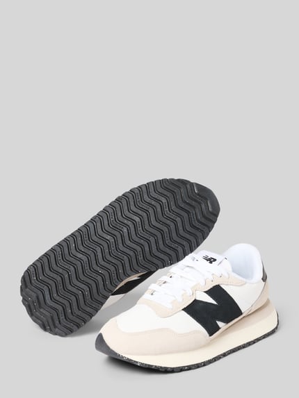 Produktfoto, Sneaker aus Leder mit Label-Details Modell '237' von New Balance, Damen Sneaker in Beige und Weiß, abgerundete Form, Schnürung, profilierte Sohle, Absatzhöhe 3 cm, Schafthöhe 7 cm, Schaftweite 8 cm, glatte und strukturierte Texturen