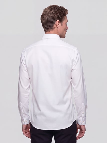 Männermodel trägt weißes Regular Fit Businesshemd aus reiner Baumwolle Modell 'H-Joe-K-C1' von BOSS, Herren Businesshemd, Ganzkörperansicht Rückansicht.