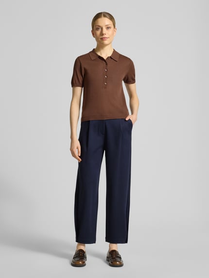 Frauenmodel trägt Barrel Fit Sweathose aus Viskose-Mix von s.Oliver RED LABEL, Optik: Unifarben, Passform: Barrel Fit, Mid Waist, Label-Applikation, Knopf und verdeckter Reißverschluss, Bundabschluss: Elastisch, seitliche Eingrifftaschen, angedeutete Paspeltaschen, Material: Viskose-Mix, Ganzkörperansicht von vorne.