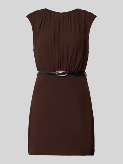 Produktfoto, Cocktailkleid mit Gürtel und Drapierungen Modell 'Quinn' von Forever New in Braun, taillierter Schnitt, Minikleid, glatte Textur