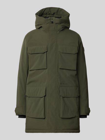 Produktfoto, parka z kapturem i kieszeniami z patką Model 'AIDEN' od Didriksons, krój regular fit, kolor oliwkowy, zamek błyskawiczny kryty, długość tyłu w rozmiarze M: 95 cm, szerokość ramion w rozmiarze M: 47 cm, szerokość klatki piersiowej w rozmiarze M: 55 cm, długość rękawów w rozmiarze M: 68 cm