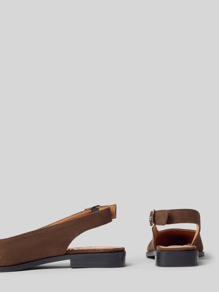 Produktfoto, Slingback-Ballerinas aus Leder mit Dornschließe von BIANCO in braun, Blockabsatz, glatte Sohle, beschichtet, spitze Form, Damen, Absatzhöhe 2 cm, Schaftweite 20 cm, Vorder- und Rückansicht