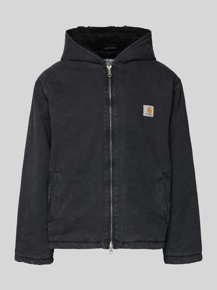 Produktfoto, schwarze Jacke mit Zweiwege-Reißverschluss Modell 'MITCH' von Carhartt Work In Progress aus reiner Baumwolle, sichtbare Kapuze, dezentes Label-Detail auf der Brust, strukturierte Oberfläche, Regular Fit, große Eingrifftaschen, klare Linien, neutrale Farbgebung.